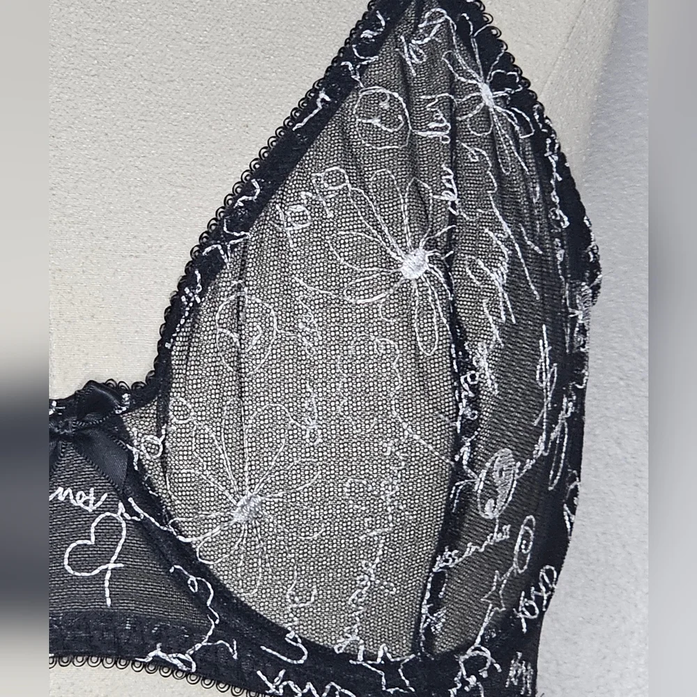 Unlined black mesh Savage Fenty bra with white embroidery pattern - Picture 7 of 7